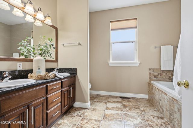 7501 Crestfields Rd, Yakima, WA 98903