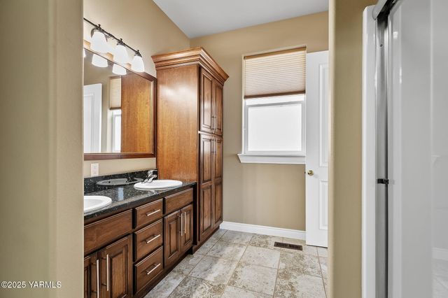 7501 Crestfields Rd, Yakima, WA 98903