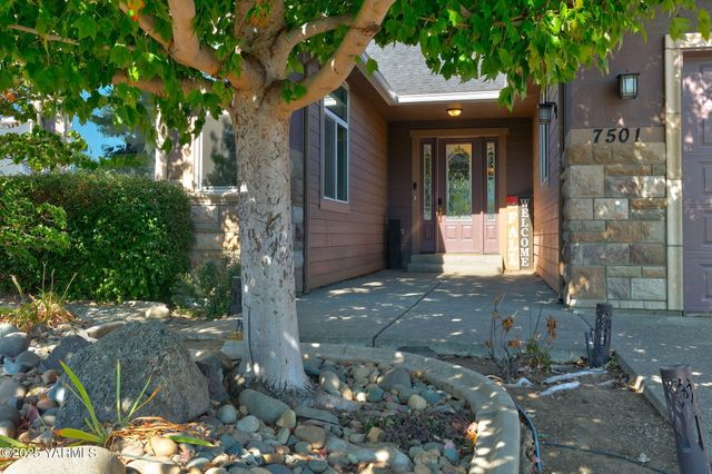 7501 Crestfields Rd, Yakima, WA 98903