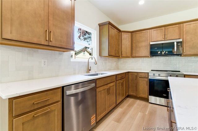 420 E Charlestown Avenue, Jeffersonville, IN 47130