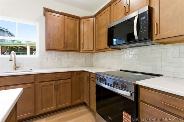 420 E Charlestown Avenue, Jeffersonville, IN 47130