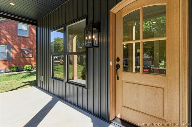 420 E Charlestown Avenue, Jeffersonville, IN 47130