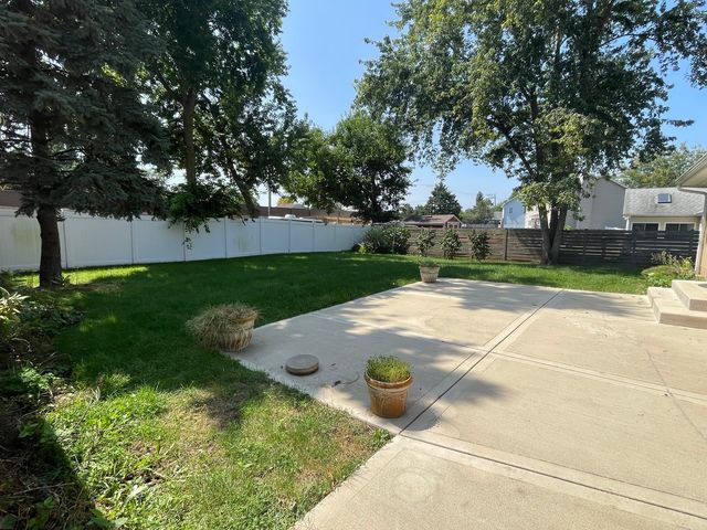 464 S Madison Street, Oswego, IL 60543