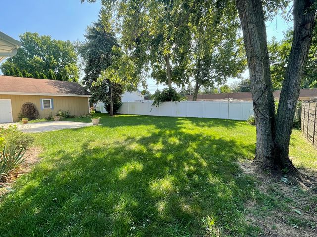464 S Madison Street, Oswego, IL 60543