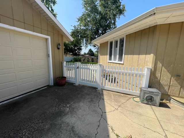 464 S Madison Street, Oswego, IL 60543