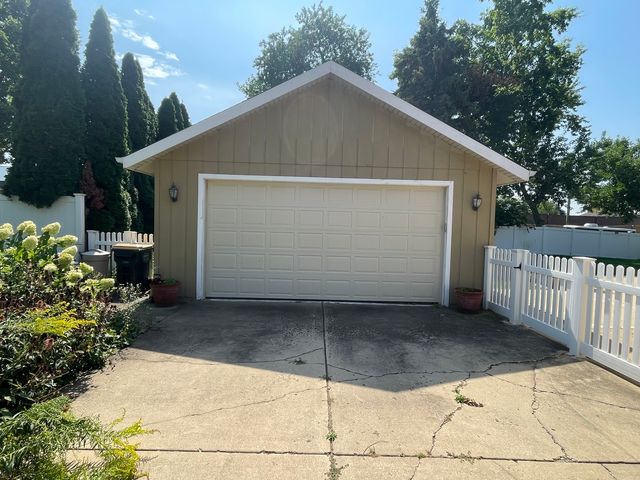 464 S Madison Street, Oswego, IL 60543