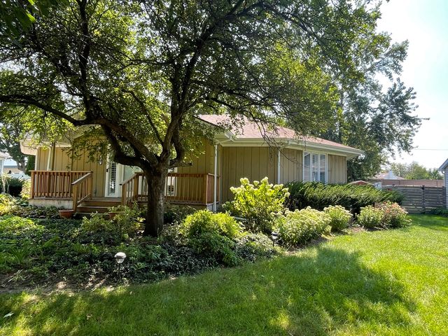 464 S Madison Street, Oswego, IL 60543