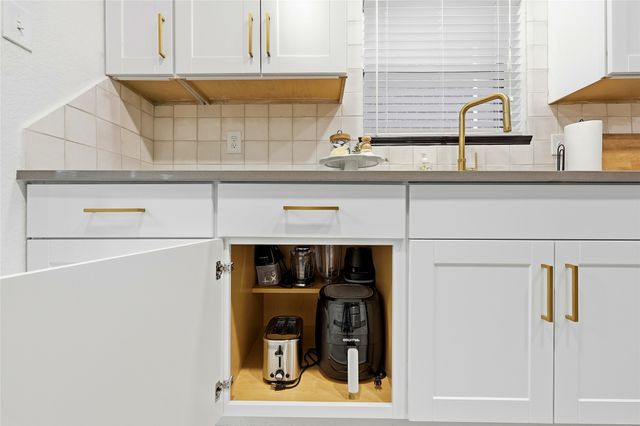 1214 W Hudgins, Grapevine, TX 76051