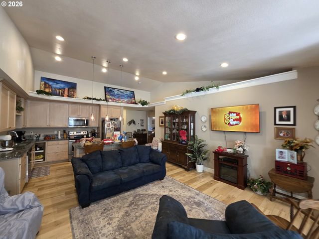 1660 Ne ALAMEDA Ave, Roseburg, OR 97470