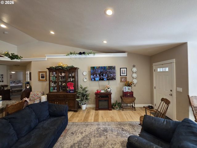 1660 Ne ALAMEDA Ave, Roseburg, OR 97470