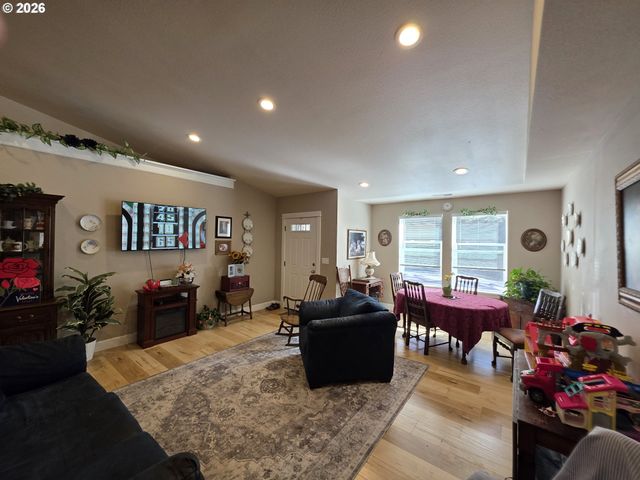 1660 Ne ALAMEDA Ave, Roseburg, OR 97470