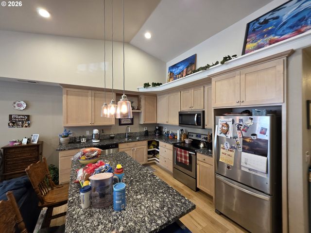 1660 Ne ALAMEDA Ave, Roseburg, OR 97470