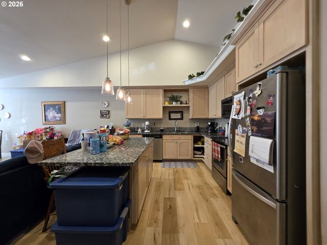 1660 Ne ALAMEDA Ave, Roseburg, OR 97470