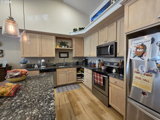 1660 Ne ALAMEDA Ave, Roseburg, OR 97470