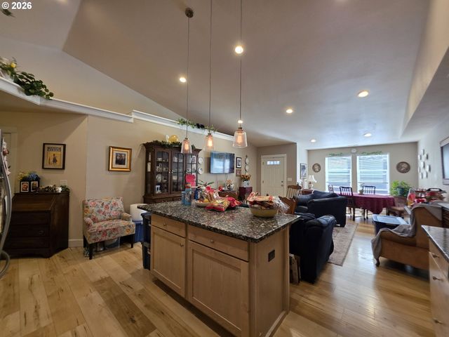 1660 Ne ALAMEDA Ave, Roseburg, OR 97470