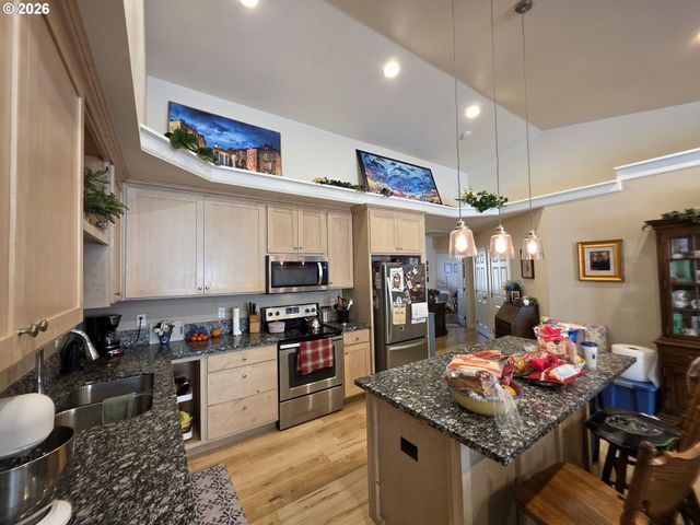 1660 Ne ALAMEDA Ave, Roseburg, OR 97470