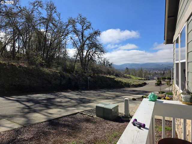 1660 Ne ALAMEDA Ave, Roseburg, OR 97470
