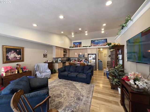 1660 Ne ALAMEDA Ave, Roseburg, OR 97470