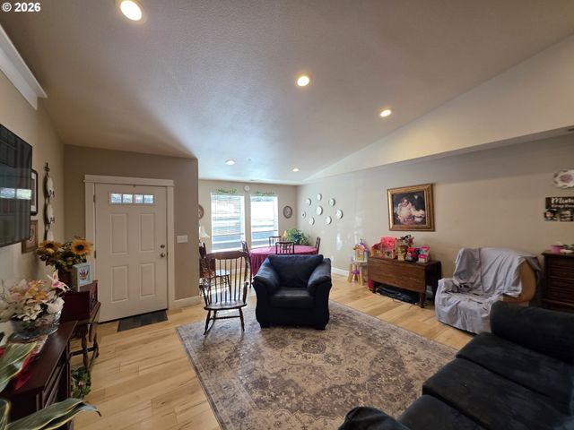 1660 Ne ALAMEDA Ave, Roseburg, OR 97470