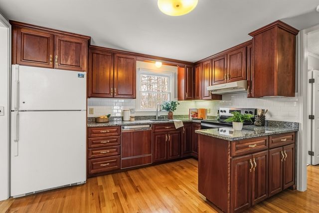 62 Wildwood Dr, Bedford, MA 01730