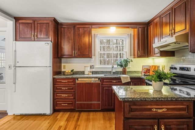 62 Wildwood Dr, Bedford, MA 01730