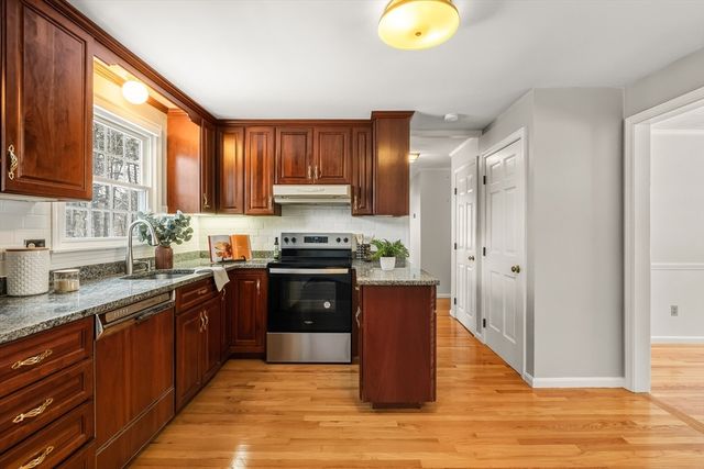 62 Wildwood Dr, Bedford, MA 01730