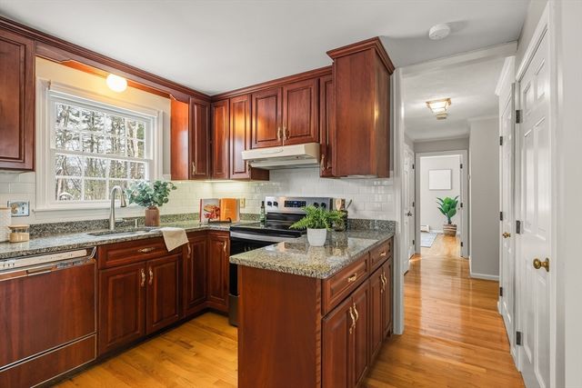 62 Wildwood Dr, Bedford, MA 01730