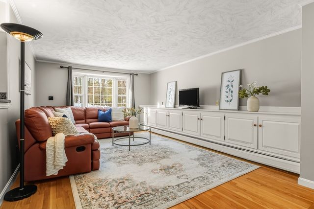 62 Wildwood Dr, Bedford, MA 01730