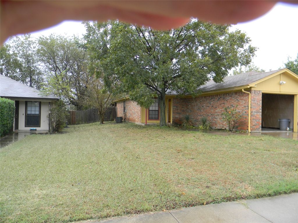 1121 Landsdale Lane, Saginaw, TX 76179