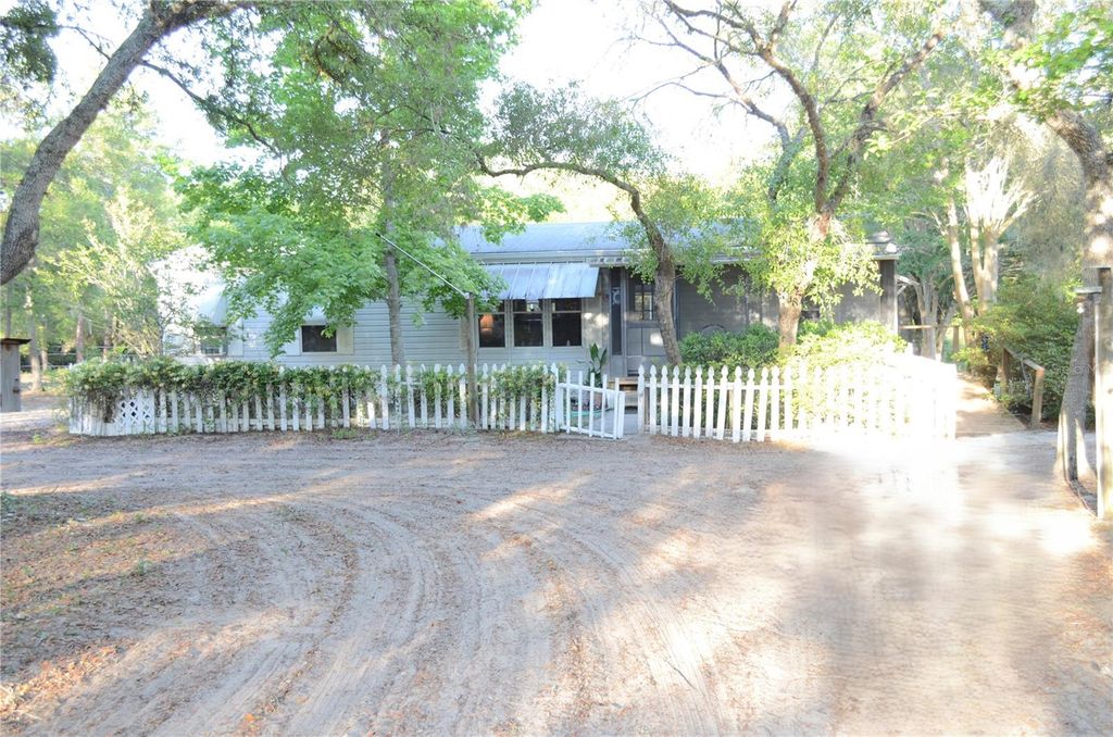 591 SE FISHER ROAD, Ocklawaha, FL 32179