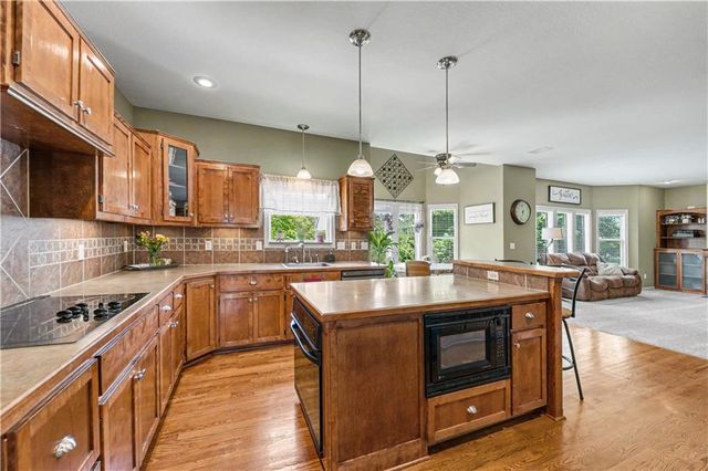 905 Ash Drive, Smithville, MO 64089