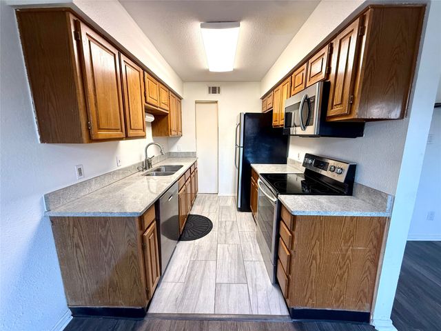 330 W Harwood Road C, Hurst, TX 76054