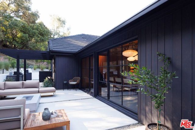 3860 Kingswood Road, Sherman Oaks, CA 91403