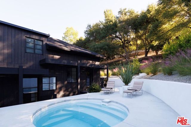 3860 Kingswood Road, Sherman Oaks, CA 91403