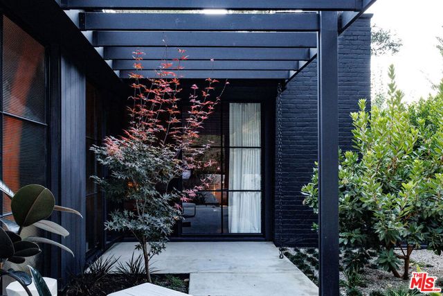 3860 Kingswood Road, Sherman Oaks, CA 91403