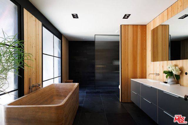 3860 Kingswood Road, Sherman Oaks, CA 91403