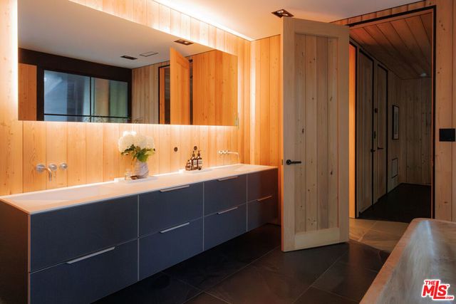 3860 Kingswood Road, Sherman Oaks, CA 91403