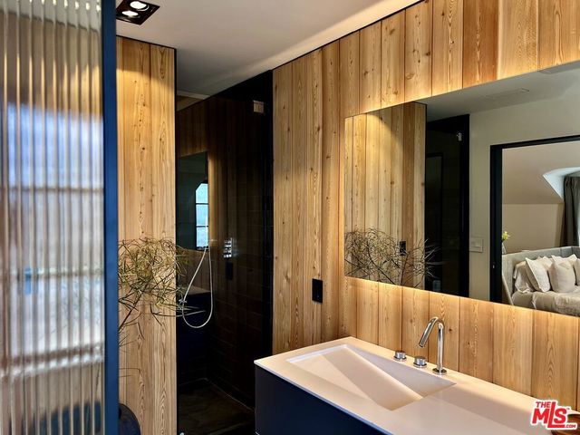 3860 Kingswood Road, Sherman Oaks, CA 91403