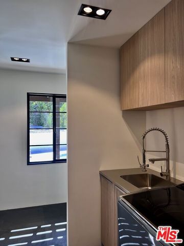 3860 Kingswood Road, Sherman Oaks, CA 91403