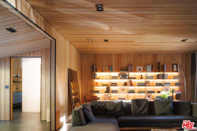 3860 Kingswood Road, Sherman Oaks, CA 91403