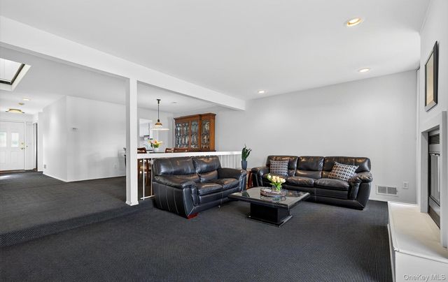 105 Glen Way, Syosset, NY 11791