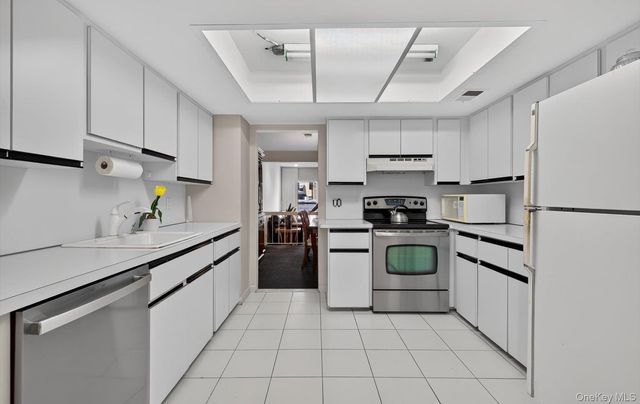 105 Glen Way, Syosset, NY 11791