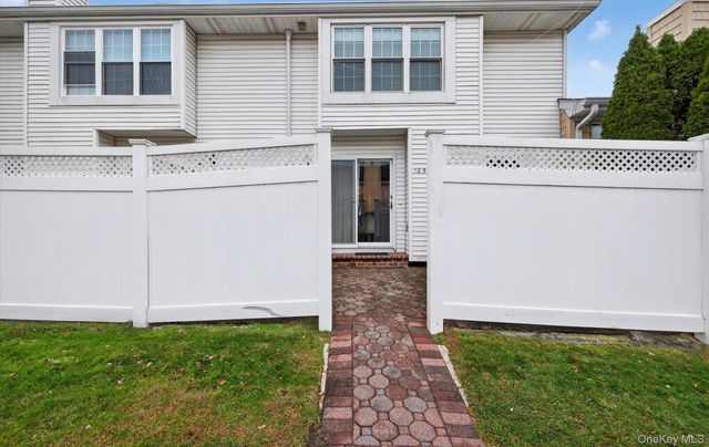 105 Glen Way, Syosset, NY 11791