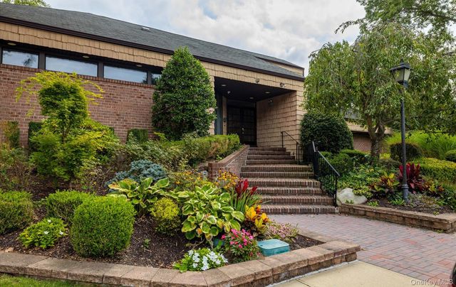 105 Glen Way, Syosset, NY 11791