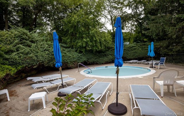 105 Glen Way, Syosset, NY 11791