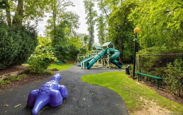 105 Glen Way, Syosset, NY 11791