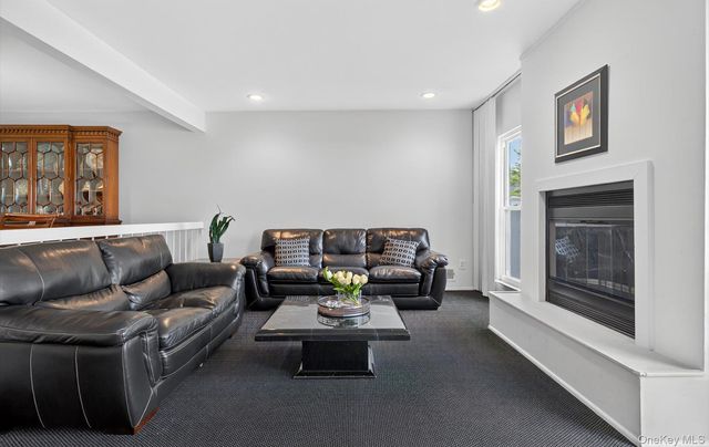 105 Glen Way, Syosset, NY 11791