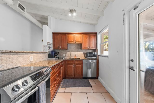 408 NW 29th Street, Wilton Manors, FL 33311