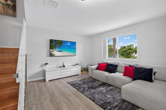 6205 Kendale Lakes Circle 281, Miami, FL 33183