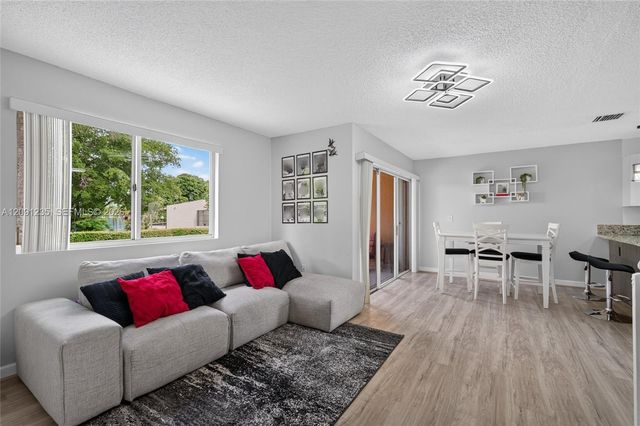 6205 Kendale Lakes Circle 281, Miami, FL 33183